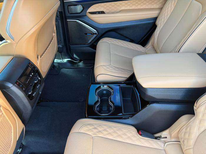 Jeep Grand Cherokee centre console and rear seats after a full interior detail
